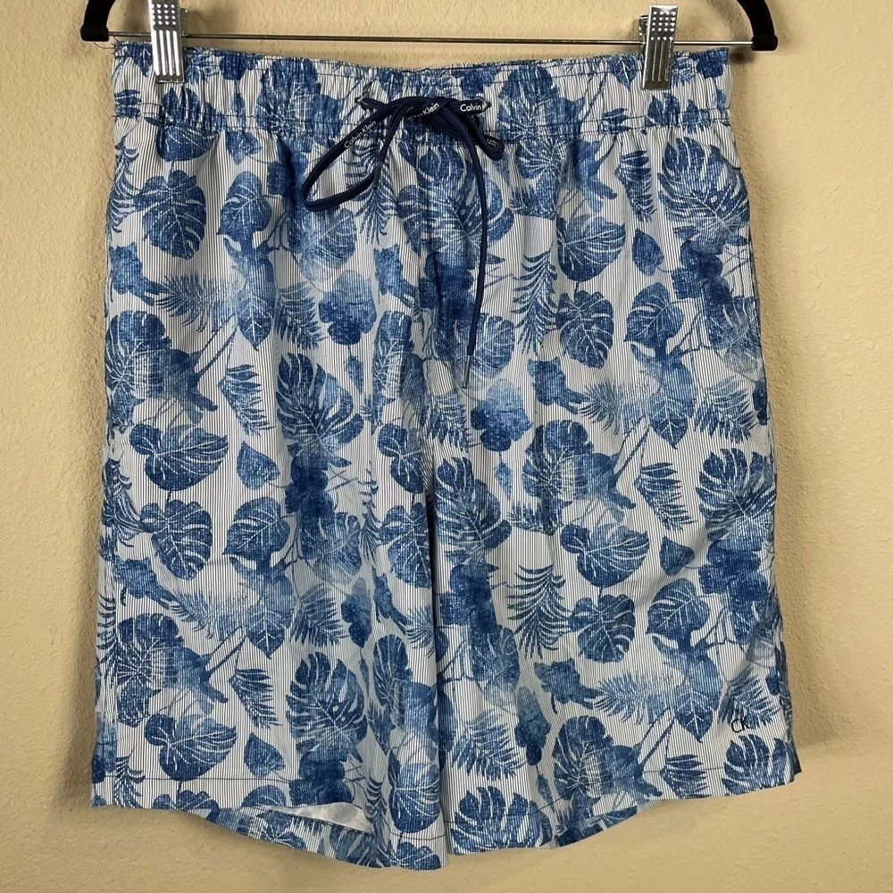 Calvin Klein Men's Swim Shorts Blue Hawaiian print, pockets,‎ lined, sz M, EUC
